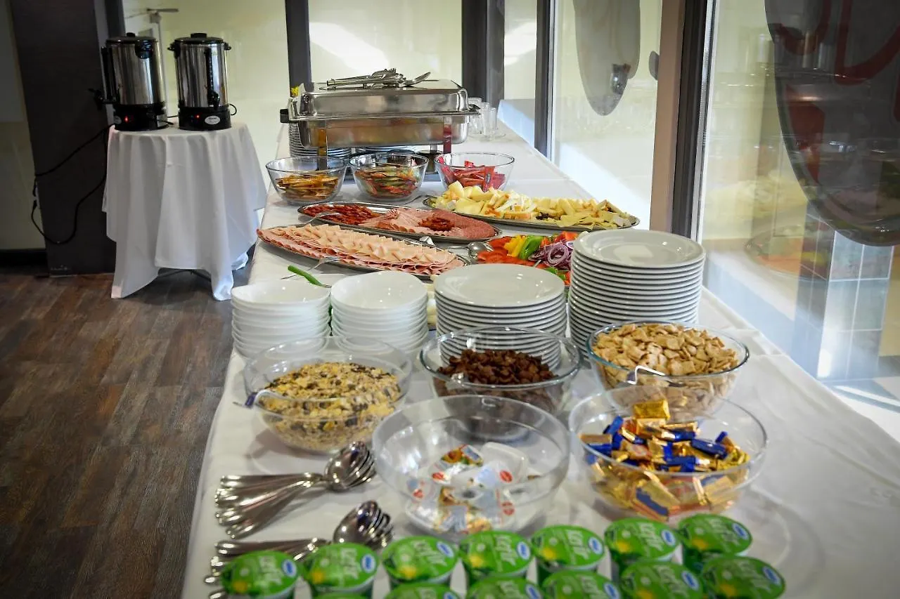 Campus Hotel ديبريتْسين 3*,